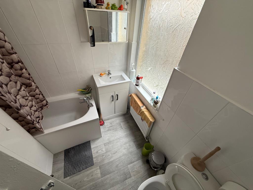 Lot: 146 - TWO-BEDROOM GROUND FLOOR FLAT IN NEED OF IMPROVEMENTS - Bathroom with bath tub, hand basin and wc